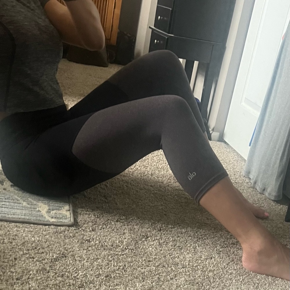 ALO two toned mid calf leggings size S